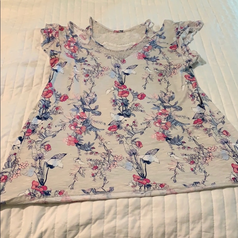 Super cute flower/lace top!
